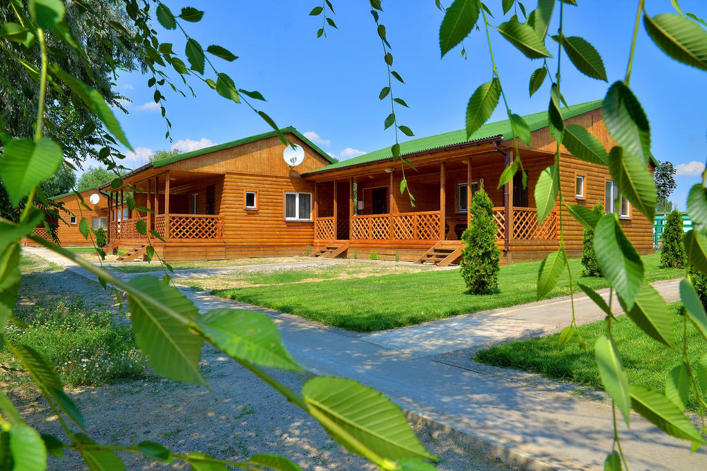 Slavutich Hotell Nova Kachovka Exteriör bild